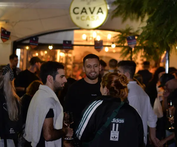 La Noche de la Vinotecas copa las veredas